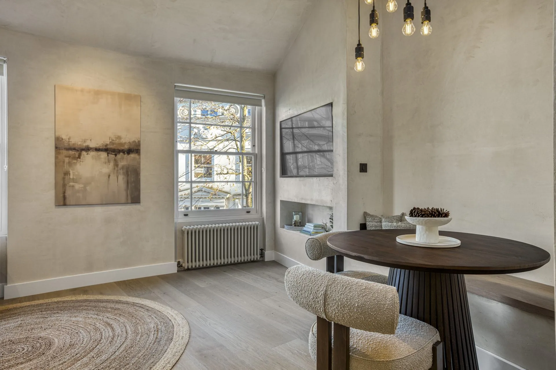 Calm, layered living space in a Notting Hill renovation by Studio AROS